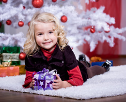 новогодний подарок ребенку © Val-Thoermer