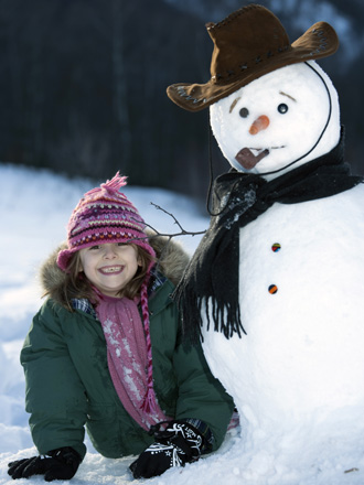 Дети лепят снеговика © newphotoservice